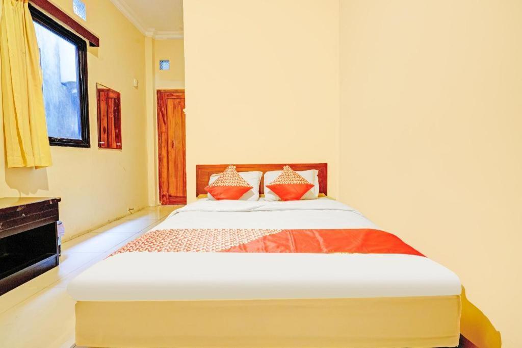 Oyo Maleo Exclusive Near Universitas Kristen Maranatha Bandung